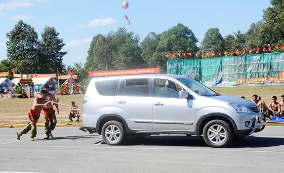 Biểu diễn công phu tỳ gậy yết hầu đẩy xe ô tô.
